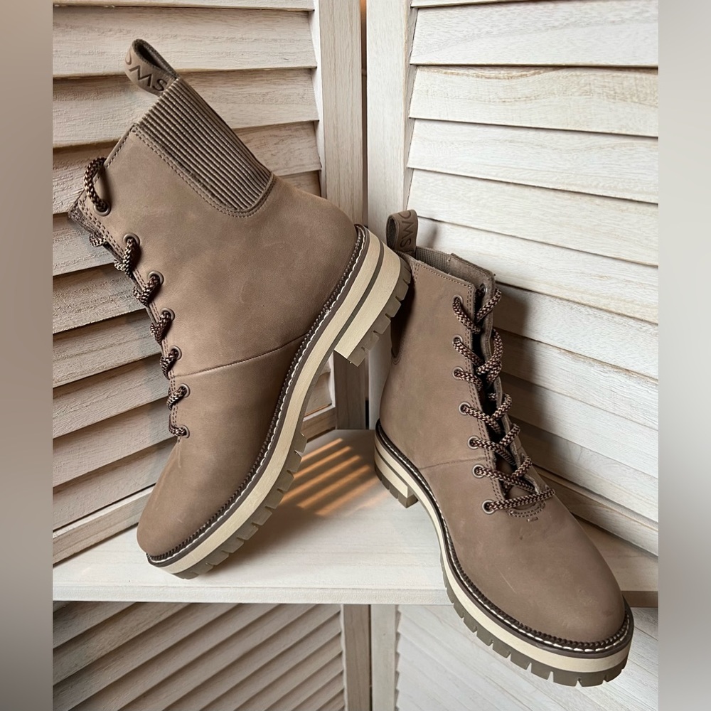 TOMS soft leather, water resistant Nubuck Taupe Boot. 7.5. Like NEW!!!